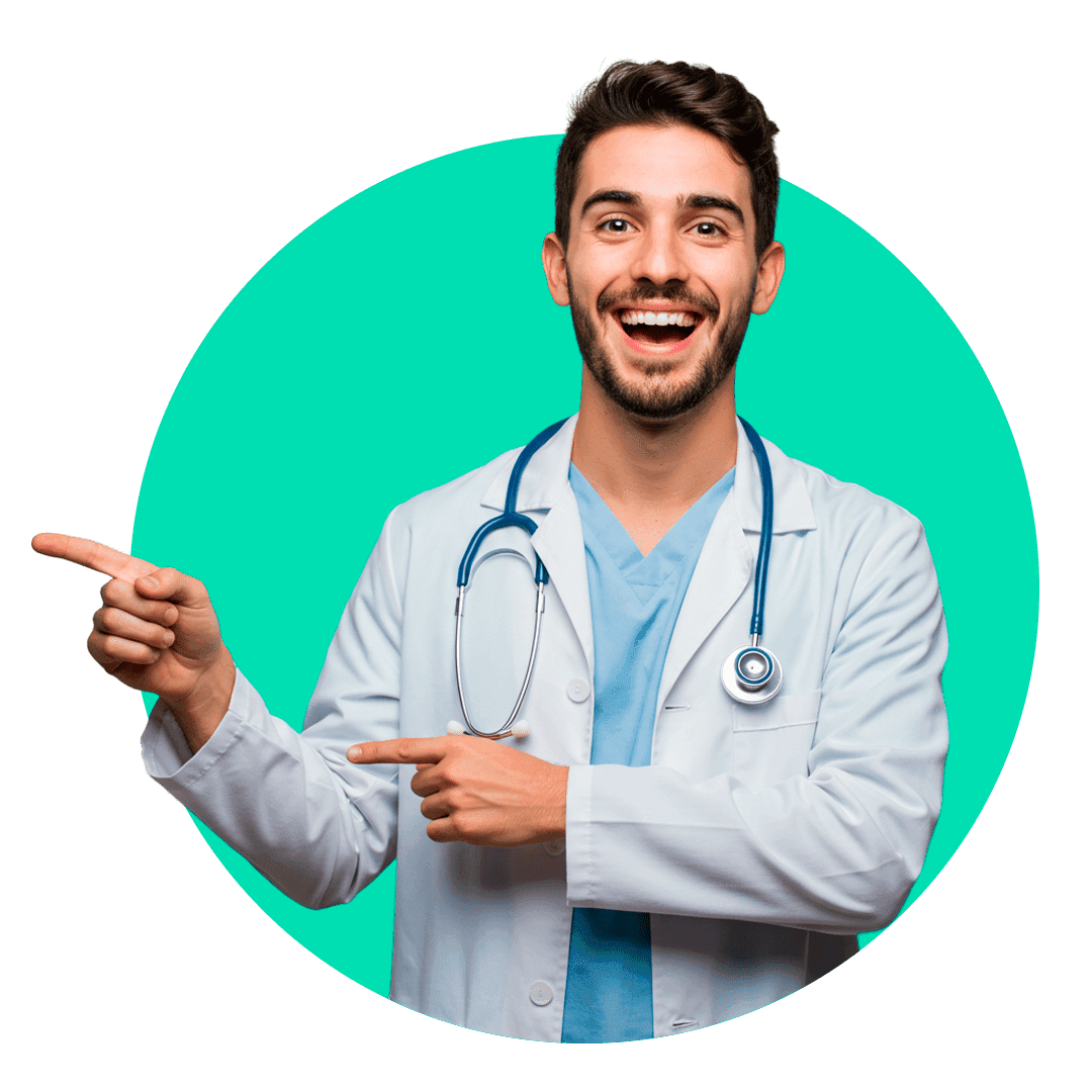 Médico apontando para a solução VOXMED, que otimiza o preenchimento de fichas médicas com inteligência artificial.